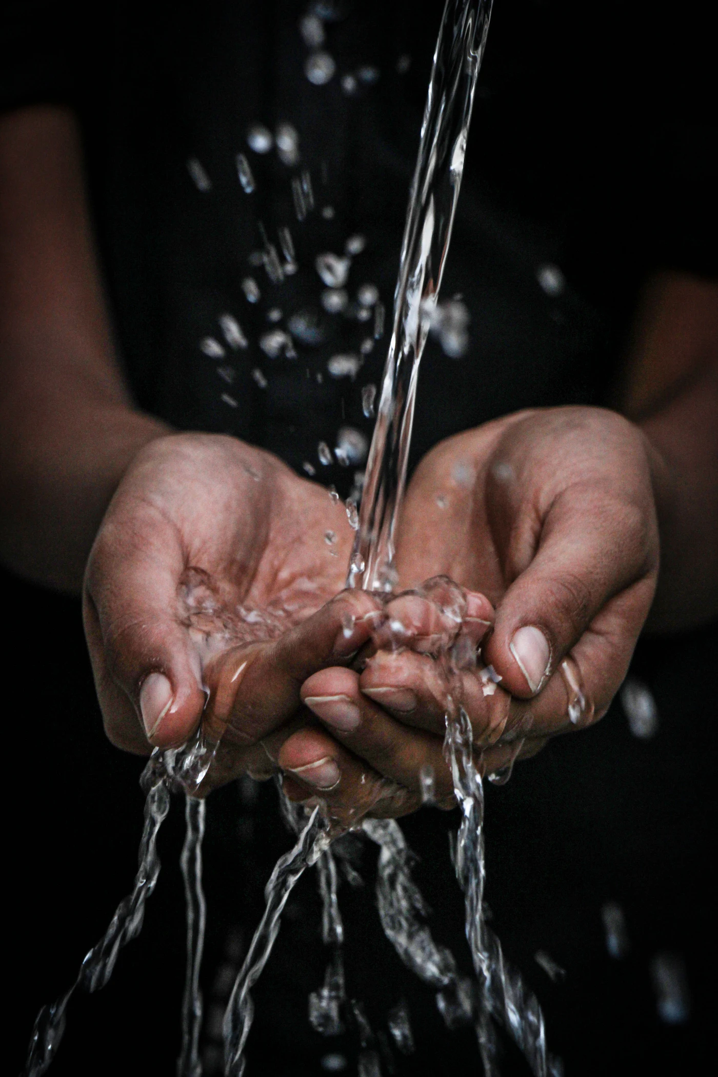 Gota de água cristalina em movimento