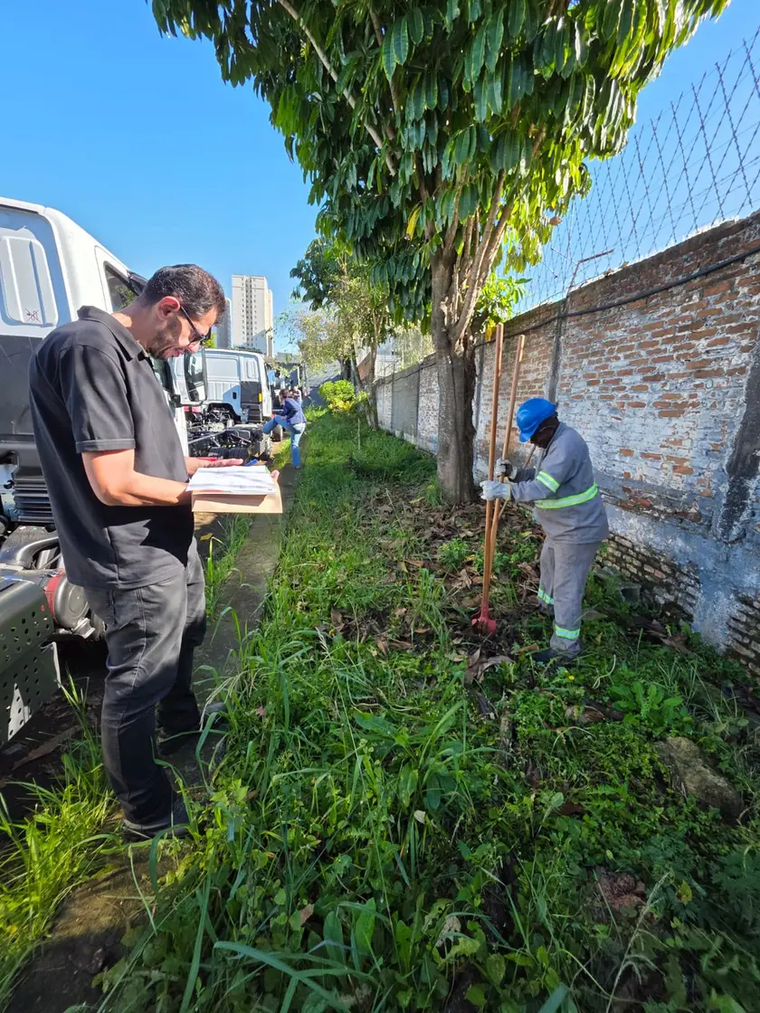 Acompanhamento técnico da JSR durante o plantio das mudas em campo