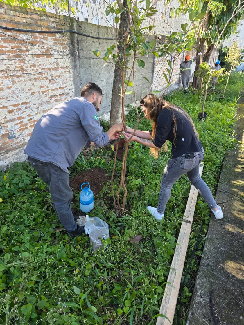 Vistoria técnica com registro em prancheta durante a abertura da cova