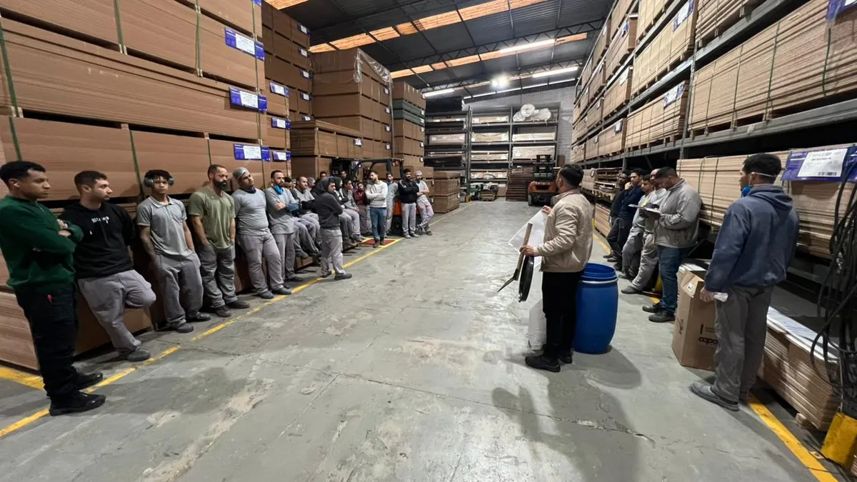 Demonstração prática durante treinamento em galpão logístico