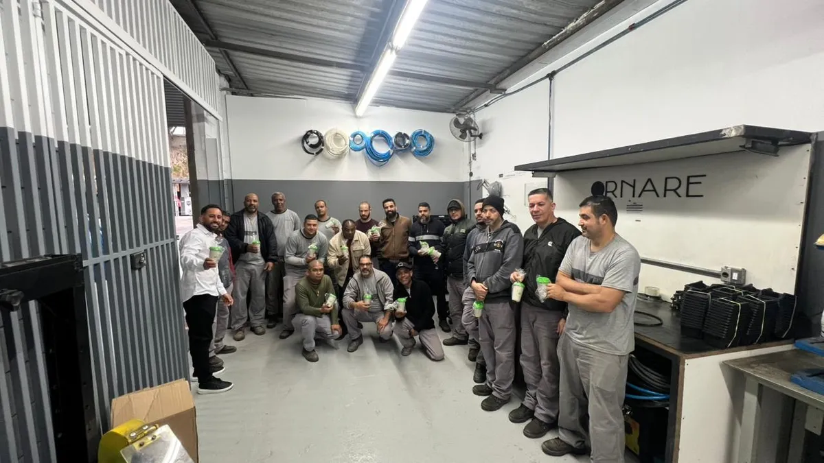 Grupo de colaboradores após treinamento de conscientização ambiental